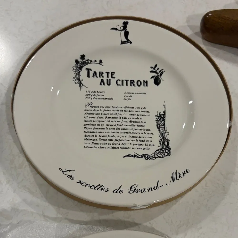 Kiss that frog Les Recettes de grand mere - Set of 4 dessert plates NEW in box